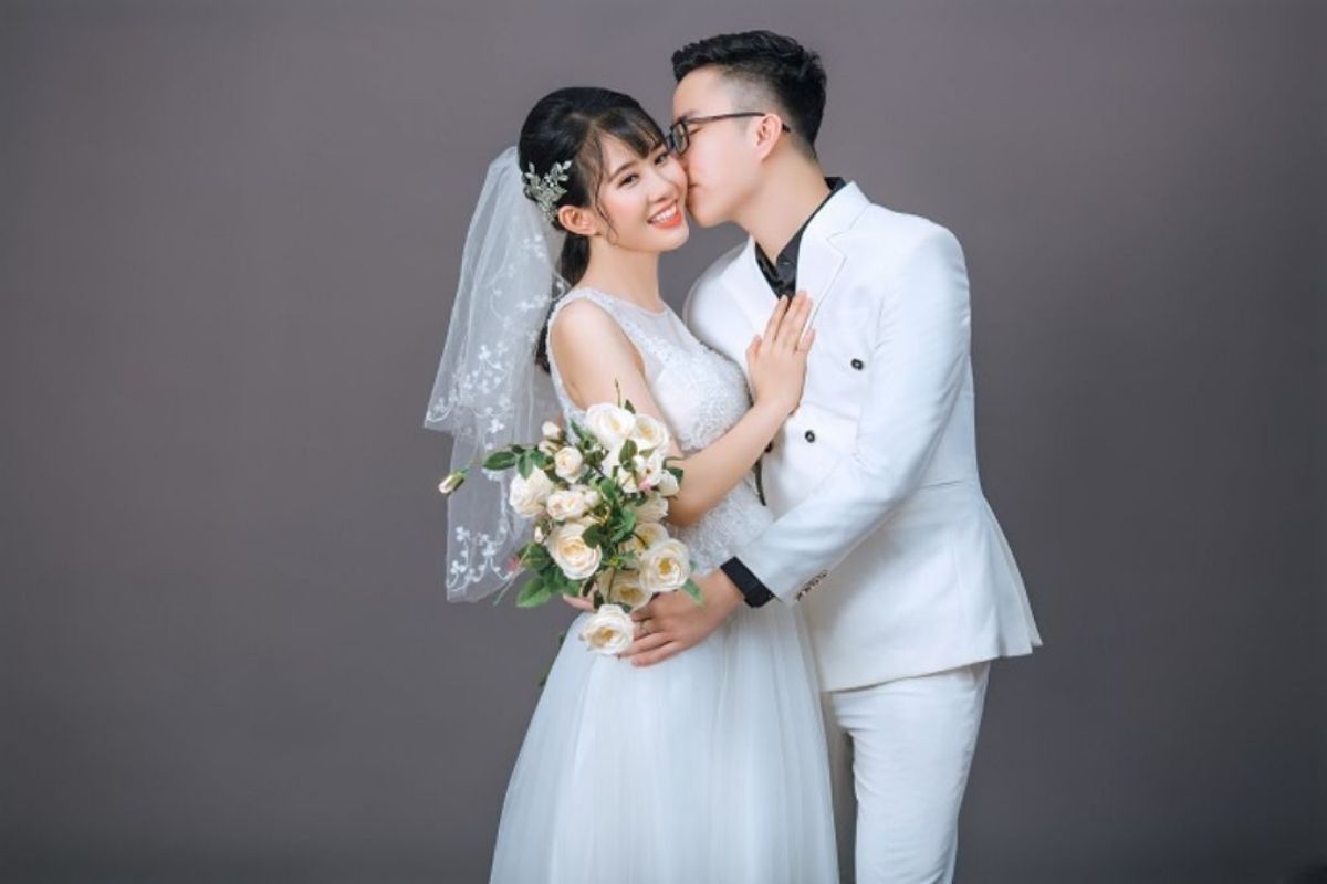 Dáng ôm, hôn nhẹ nhàng, thể hiện tình cảm (Ảnh: Sưu tầm)