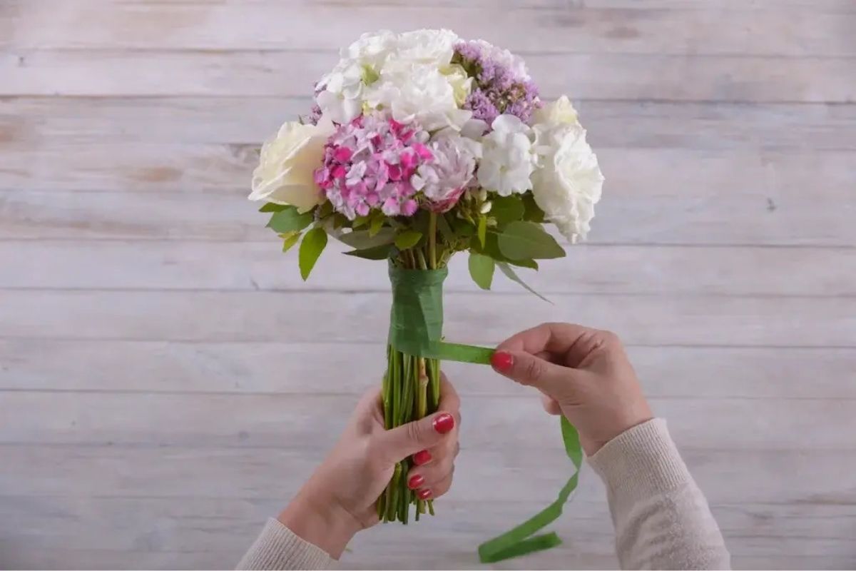 Lily và cẩm tú cầu ruy băng sang trọng pha lạ mắt (Ảnh: Sưu tầm)