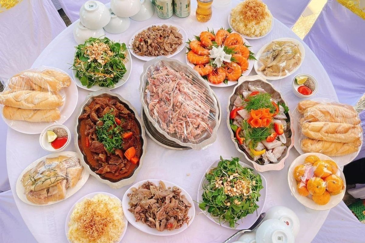 Lựa chọn thực đơn cho tiệc cưới đảm bảo phù hợp với khẩu vị khách mời (Ảnh: Sưu tầm)