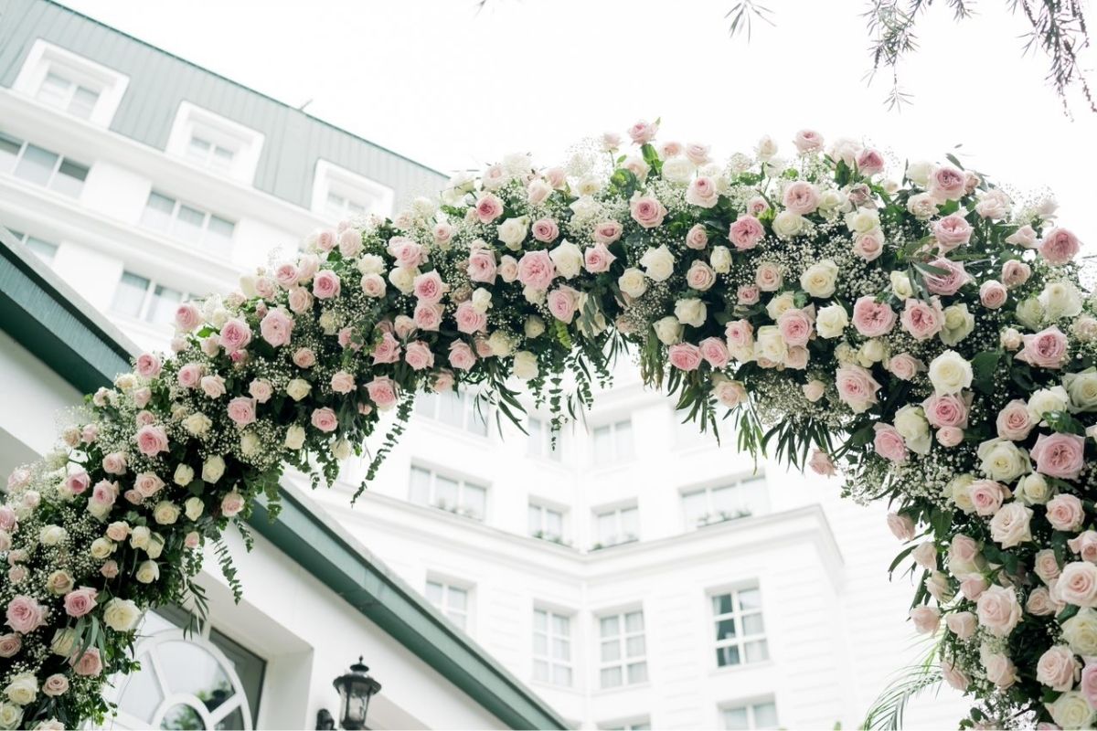 Một chiếc cổng hoa cưới độc đáo sẽ là điểm nhấn khi bước vào không gian tiệc (Ảnh: Sưu tầm)