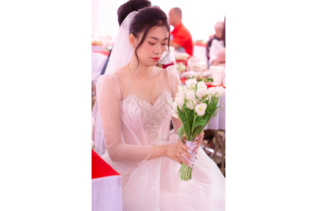 Tóc búi cao thanh thoát kết hợp khăn voan tại Ngọc Trinh Bridal (Ảnh: Sưu tầm)