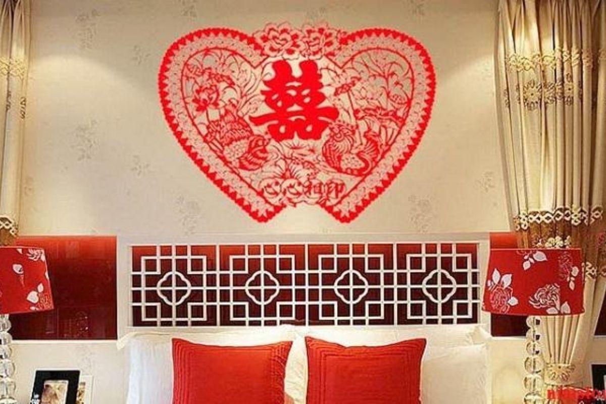 Phòng cưới trang trí nhẹ nhàng với chữ hỷ tạo cảm giác gần gũi, thân mật (Ảnh: Sưu tầm)