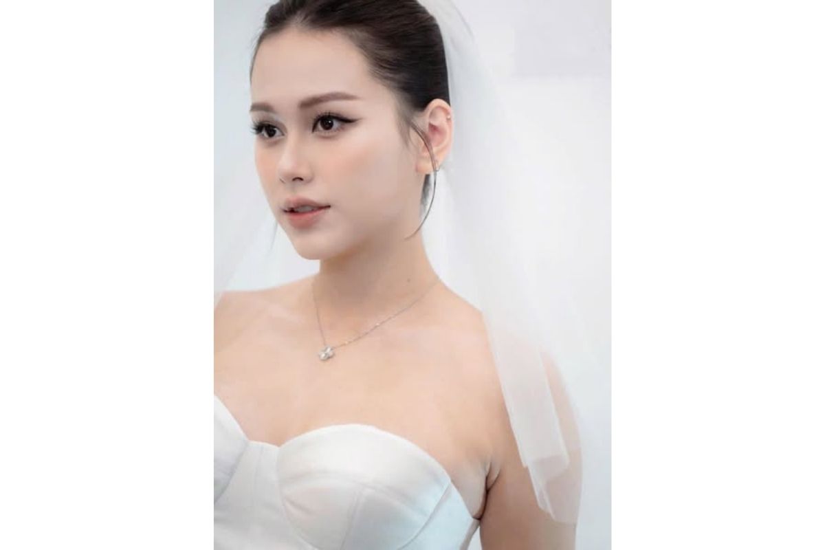Phương Anh Bridal nổi bật với tóc búi cổ điển ôm mặt phối phụ kiện (Ảnh: Sưu tầm)
