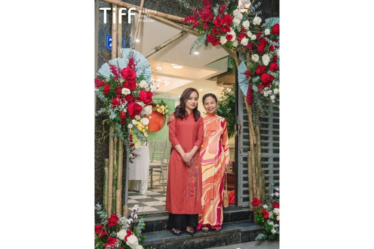Thiết kế cổng hoa bình dân nhỏ gọn, phù hợp tiệc cưới ấm cúng (Ảnh: TIFF)