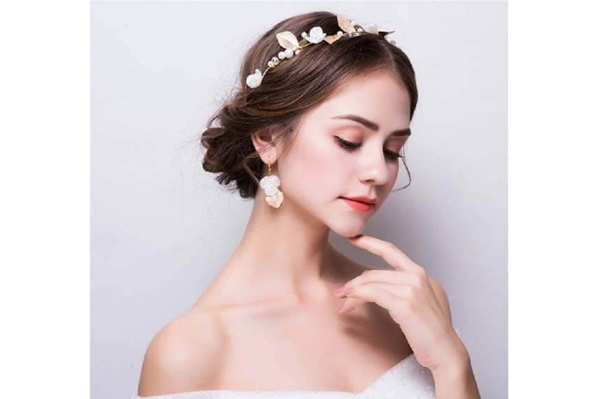 Tóc búi thấp phối phụ kiện lá cho nàng dâu tinh tế hiện đại (Ảnh: Sưu tầm)