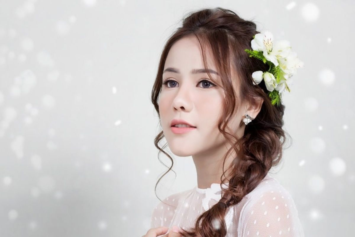 Tóc tết nhẹ cùng hoa trắng cho nàng dâu thuần khiết và thanh lịch (Ảnh: Sưu tầm)