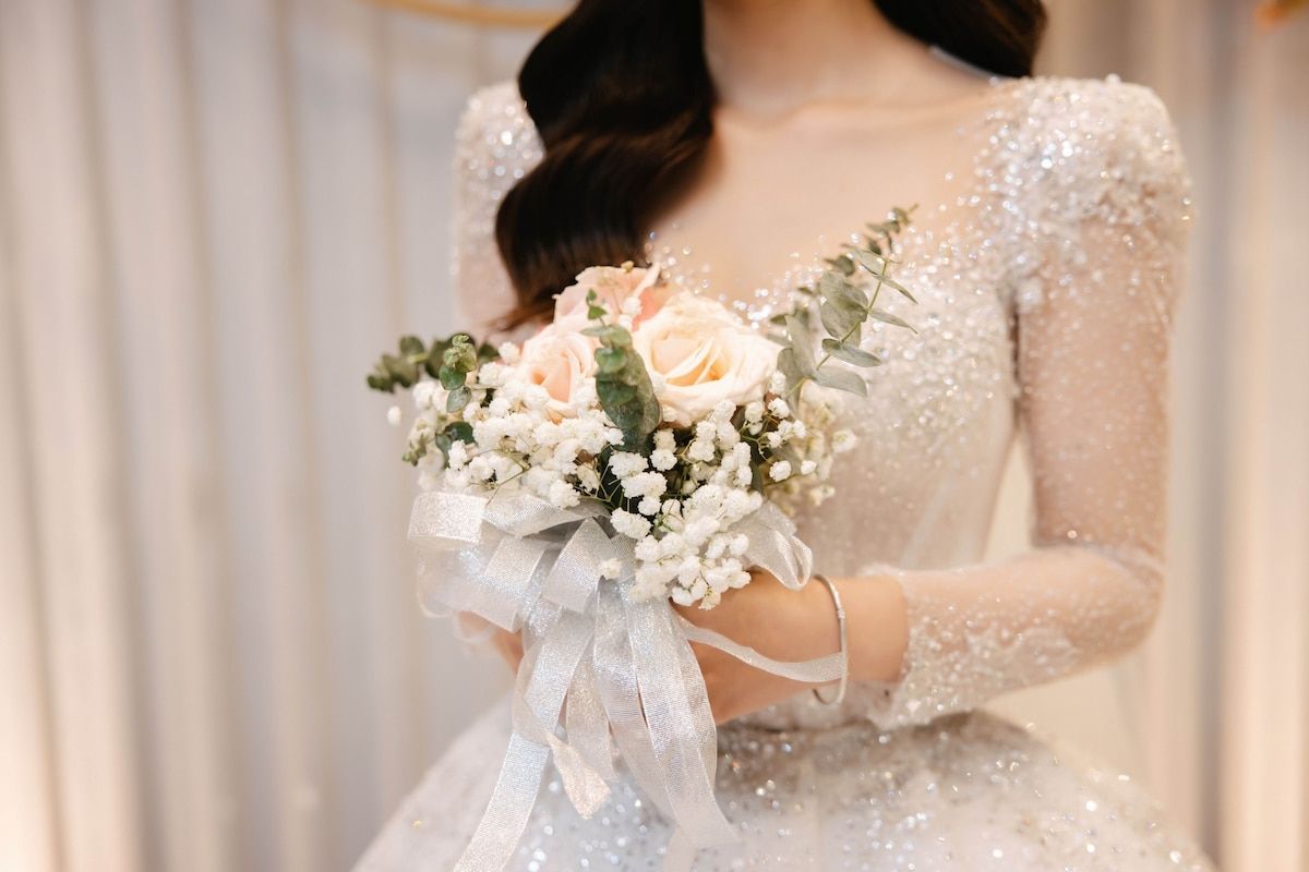 Tư thế cầm hoa đẹp giúp bước đi thêm uyển chuyển nhịp nhàng (Ảnh: Sưu tầm)