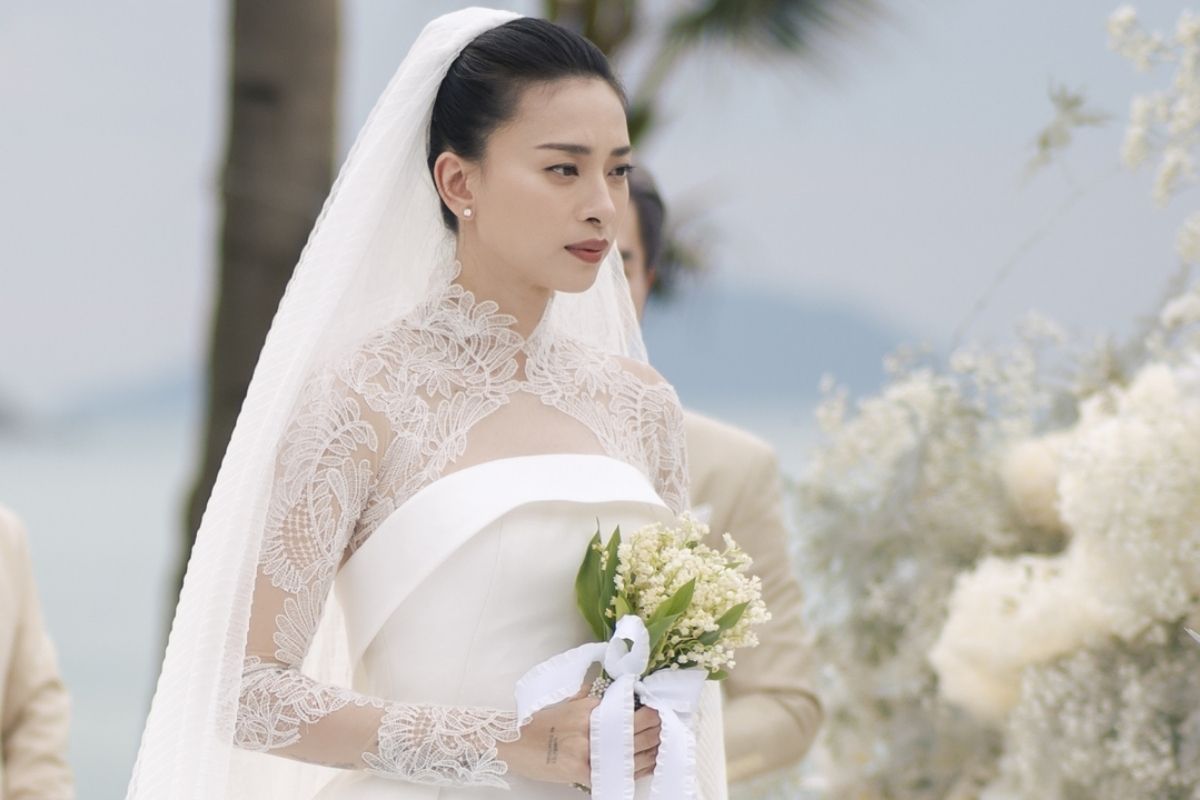 Tư thế cầm hoa đúng giúp cô dâu đẹp hài hòa trong ngày cưới (Ảnh: Sưu tầm)