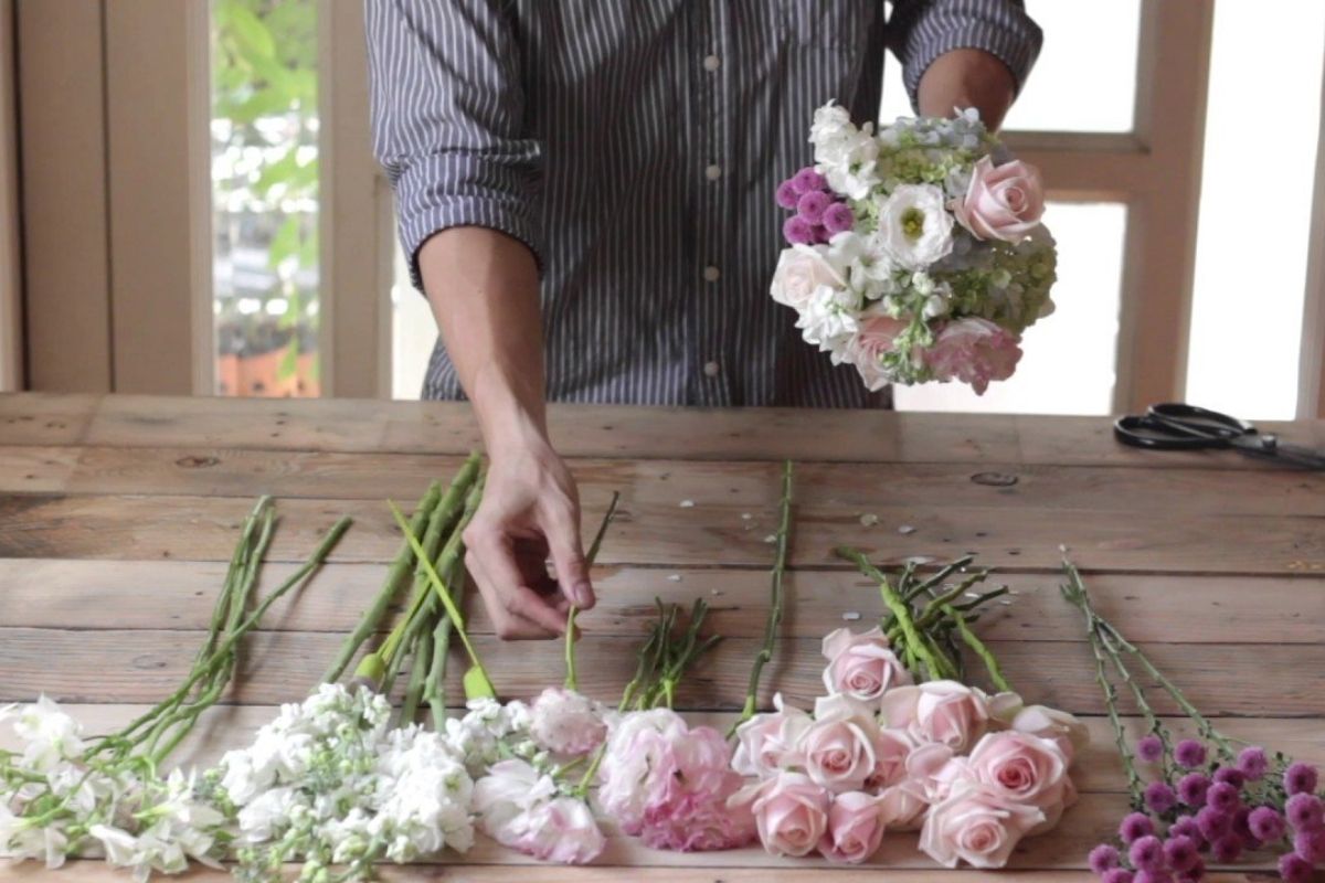 Uốn nhẹ bó hoa quấn nơ là hoàn thiện (Ảnh: Sưu tầm)