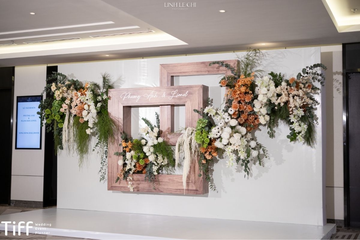 Backdrop tiệc cưới tối giản (Ảnh: Tiff.vn)