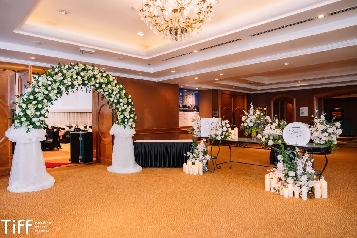 Cổng hoa lụa được yêu thích bởi sự kết hợp hoàn hảo giữa tính thẩm mỹ, độ bền và chi phí hợp lý (Ảnh: Tiff.vn)