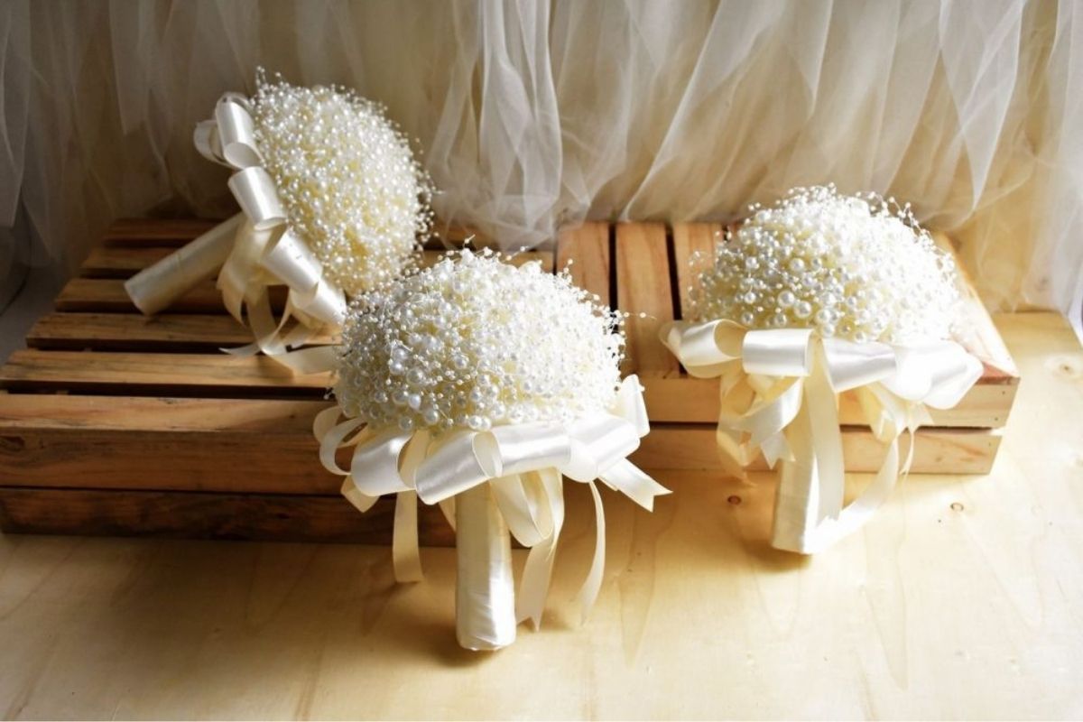 Hoa cưới làm từ hạt cườm trở thành lựa chọn mới lạ và đầy cá tính cho nhiều cô dâu hiện đại (Ảnh: Sưu tầm)