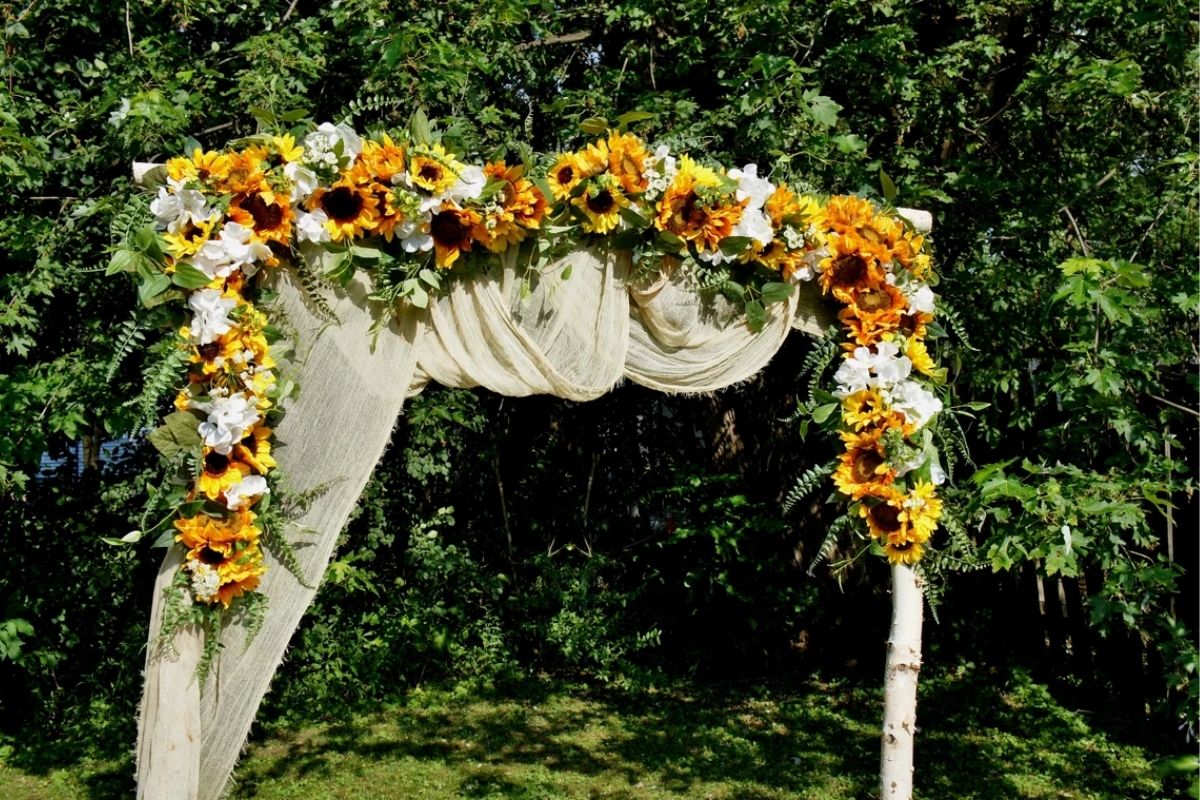Trang trí cổng hoa bằng hoa hướng dương (Ảnh: Sưu tầm)