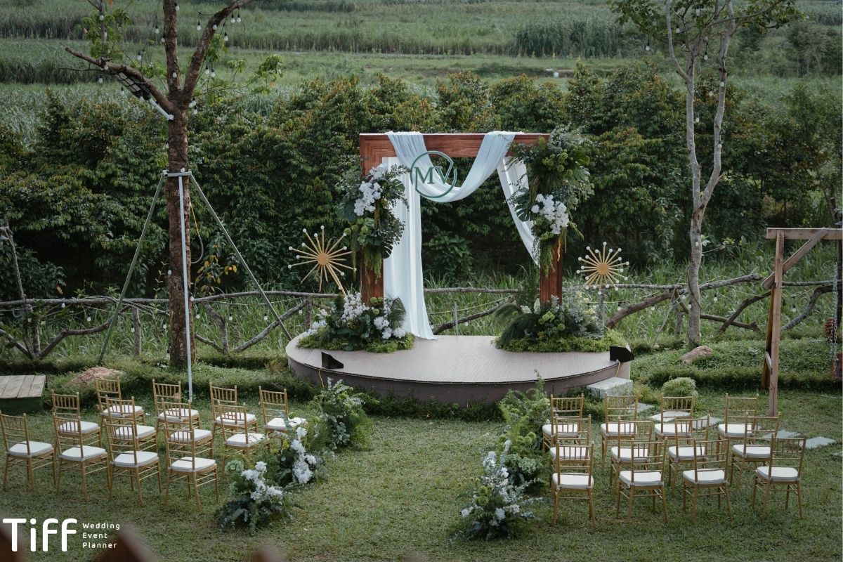 Trang trí đám cưới bằng hoa lụa trở thành lựa chọn phổ biến nhờ những lợi ích thiết thực và tính thẩm mỹ (Ảnh: Tiff.vn)