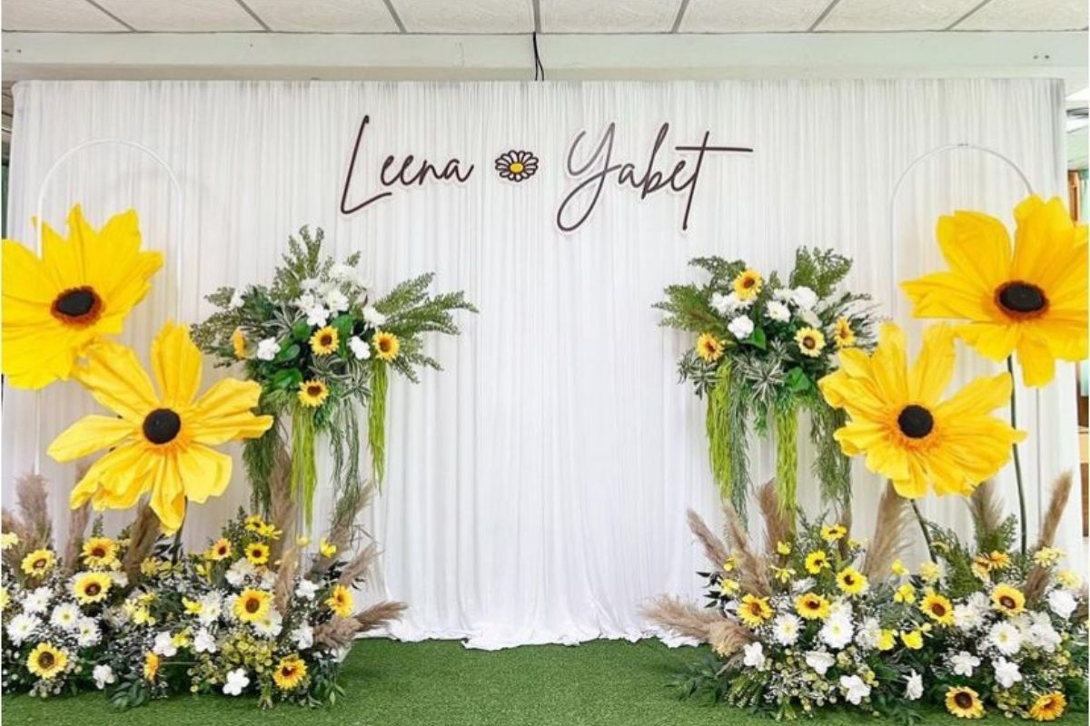 Trang trí sân khấu & backdrop với hoa hướng dương (Ảnh: Sưu tầm)