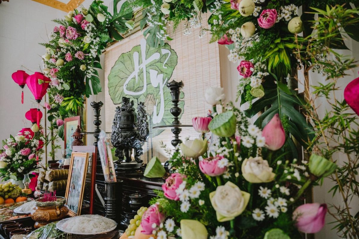 Trang trí bàn thờ gia tiên bằng hoa sen và hoa cúc họa mi truyền thống. (Ảnh: Sưu tầm)