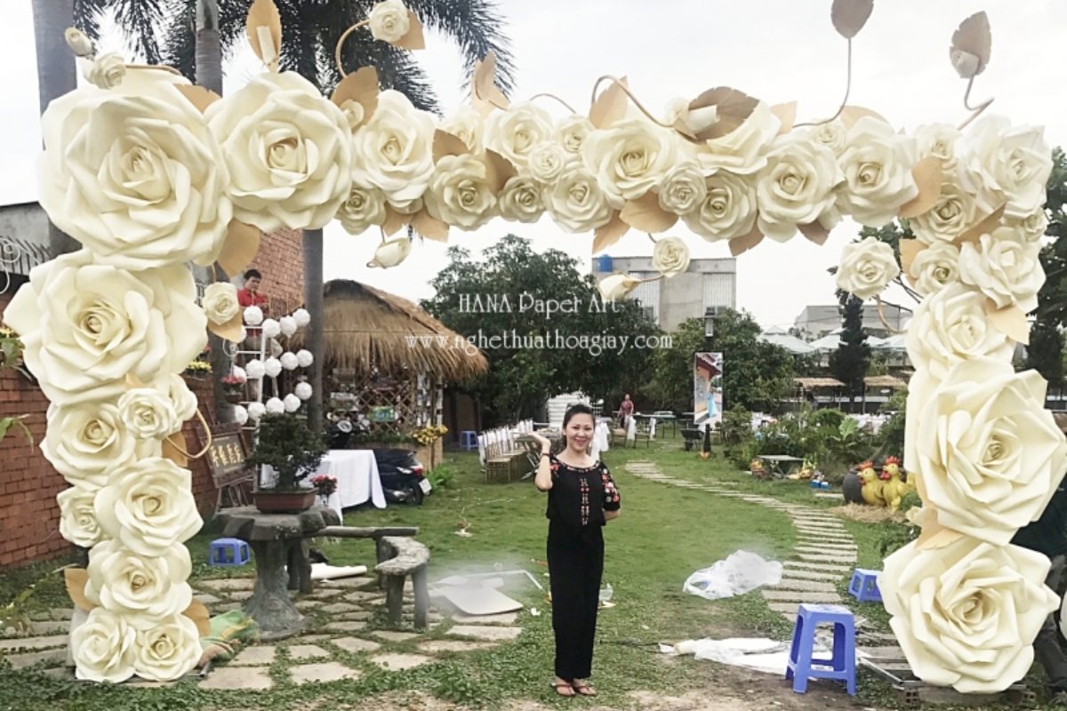 Cổng cưới handmade với hoa giấy khổ lớn màu trắng kem. (Ảnh: Sưu tầm)