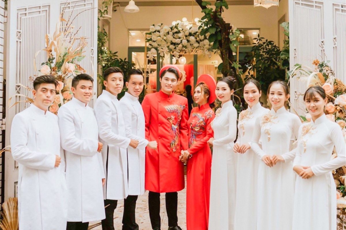 Bê tráp nam mặc áo dài cổ tròn màu trắng kem. (Ảnh: Sưu tầm)