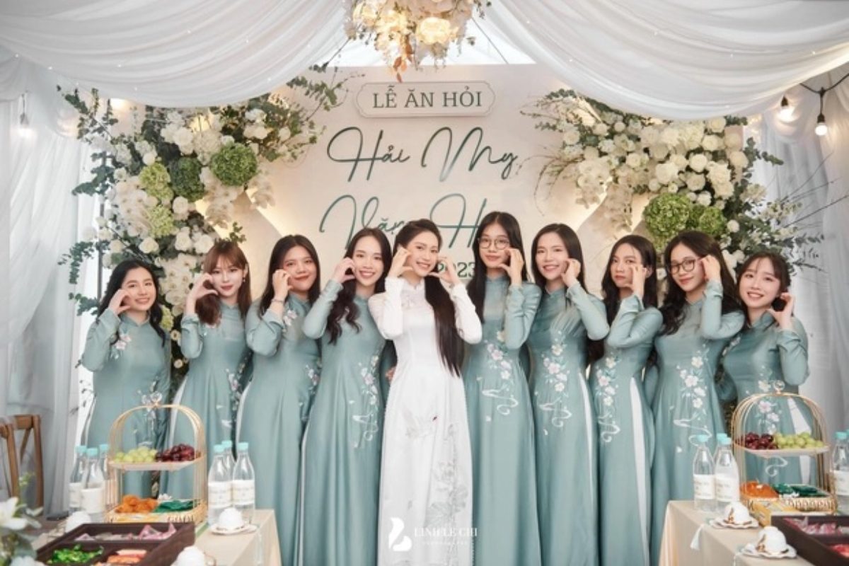 Dàn bê tráp mặc áo dài xanh rêu phối hoạ tiết hoa. (Ảnh: Sưu tầm)