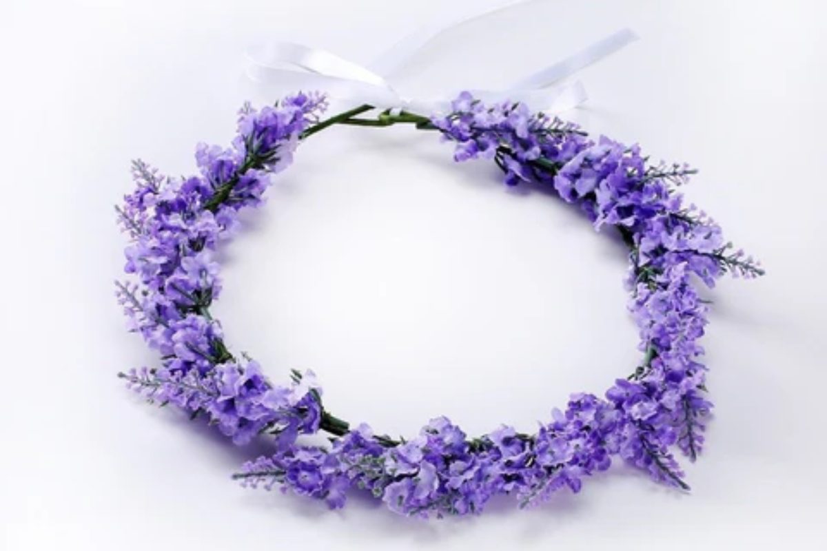 Cài trên tóc cô dâu với hoa salem tím tạo vẻ đẹp thanh lịch, nhẹ nhàng. (Ảnh: Sưu tầm)