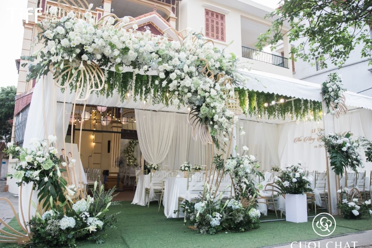Một chiếc cổng cao lớn phủ kín hoa hồng trắng như một vương miện vinh danh tình yêu lộng lẫy. (Ảnh: Sưu tầm)