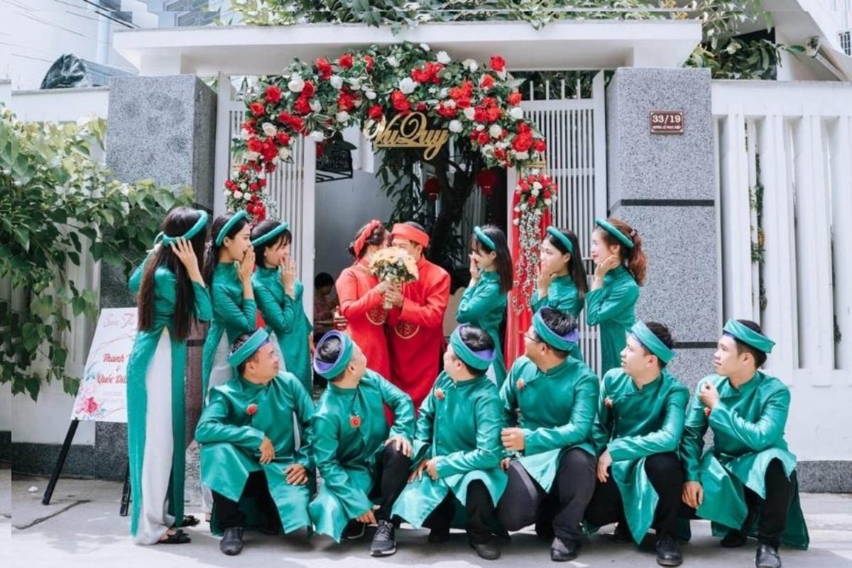 Bê tráp nam mặc áo dài xanh. (Ảnh: Sưu tầm)