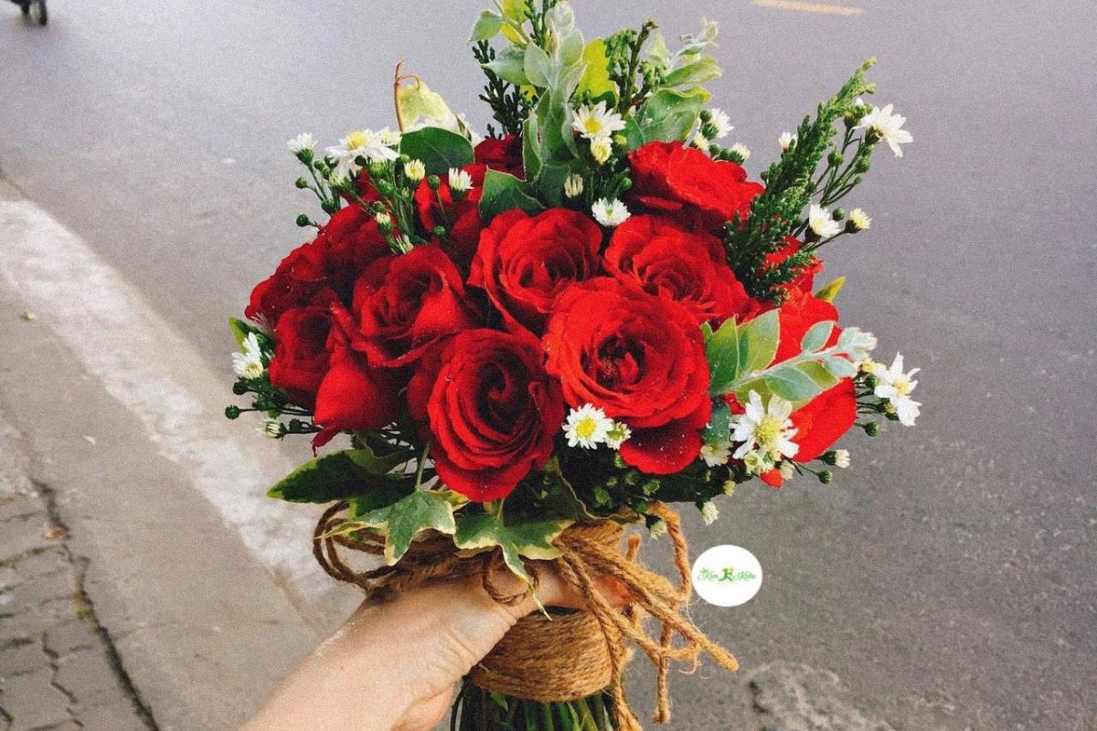 Bó hoa cưới hồng đỏ cầm tay rực rỡ. (Ảnh: Sưu tầm)
