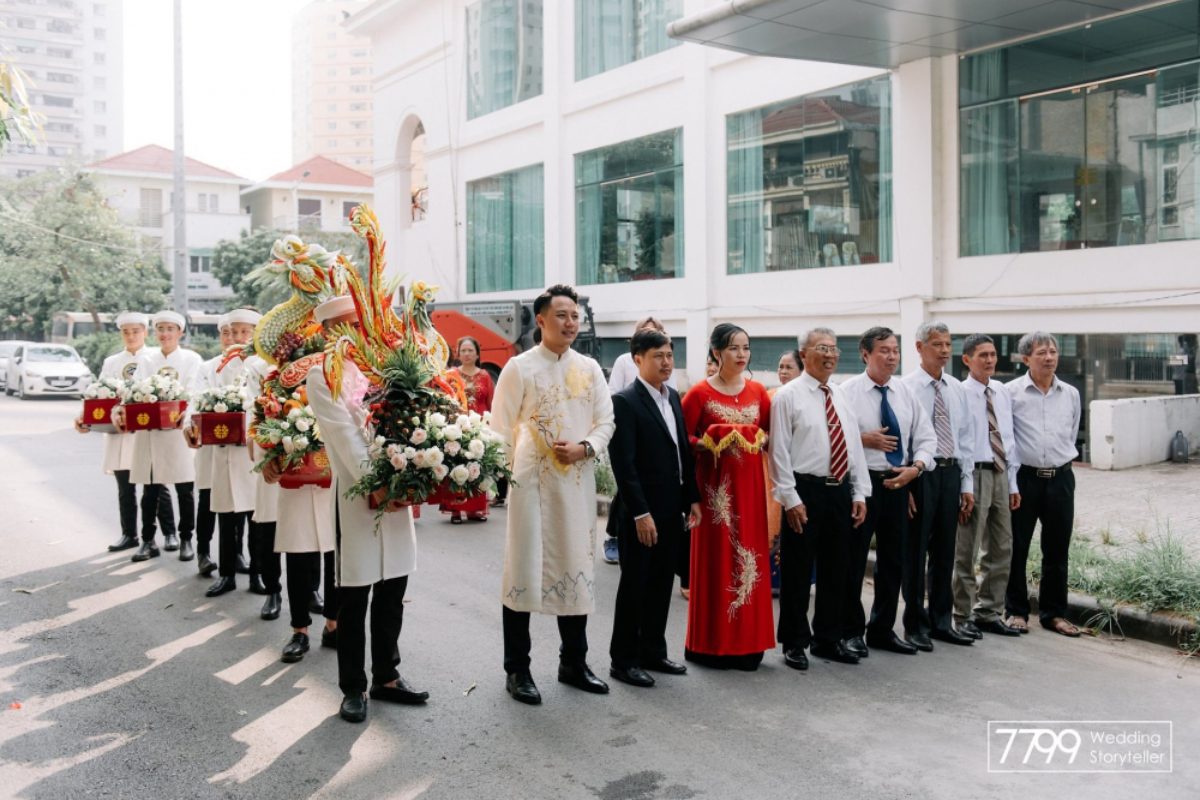Áo dài gấm trắng kết hợp quần âu đen. (Ảnh: Sưu tầm)