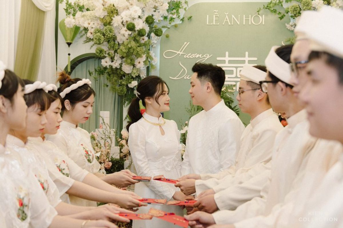 Bê tráp nam – nữ mặc áo dài cùng tông, đứng thành hàng đều nhau. (Ảnh: TIFF.vn)
