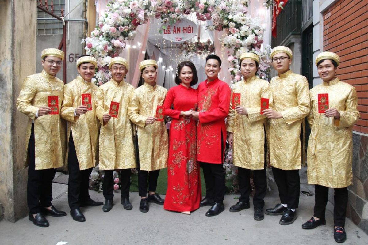 Bê tráp nam mặc áo dài gấm đỏ, nữ mặc gấm vàng ánh kim. (Ảnh: Sưu tầm)