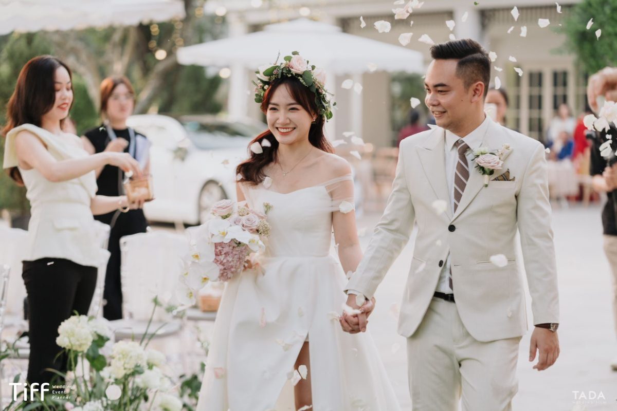 Lựa chọn đúng màu sắc hoa tươi cài tóc cô dâu không chỉ giúp cô dâu nổi bật, mà còn thể hiện sự tinh tế trong từng chi tiết của ngày cưới. (Ảnh: TIFF.vn)