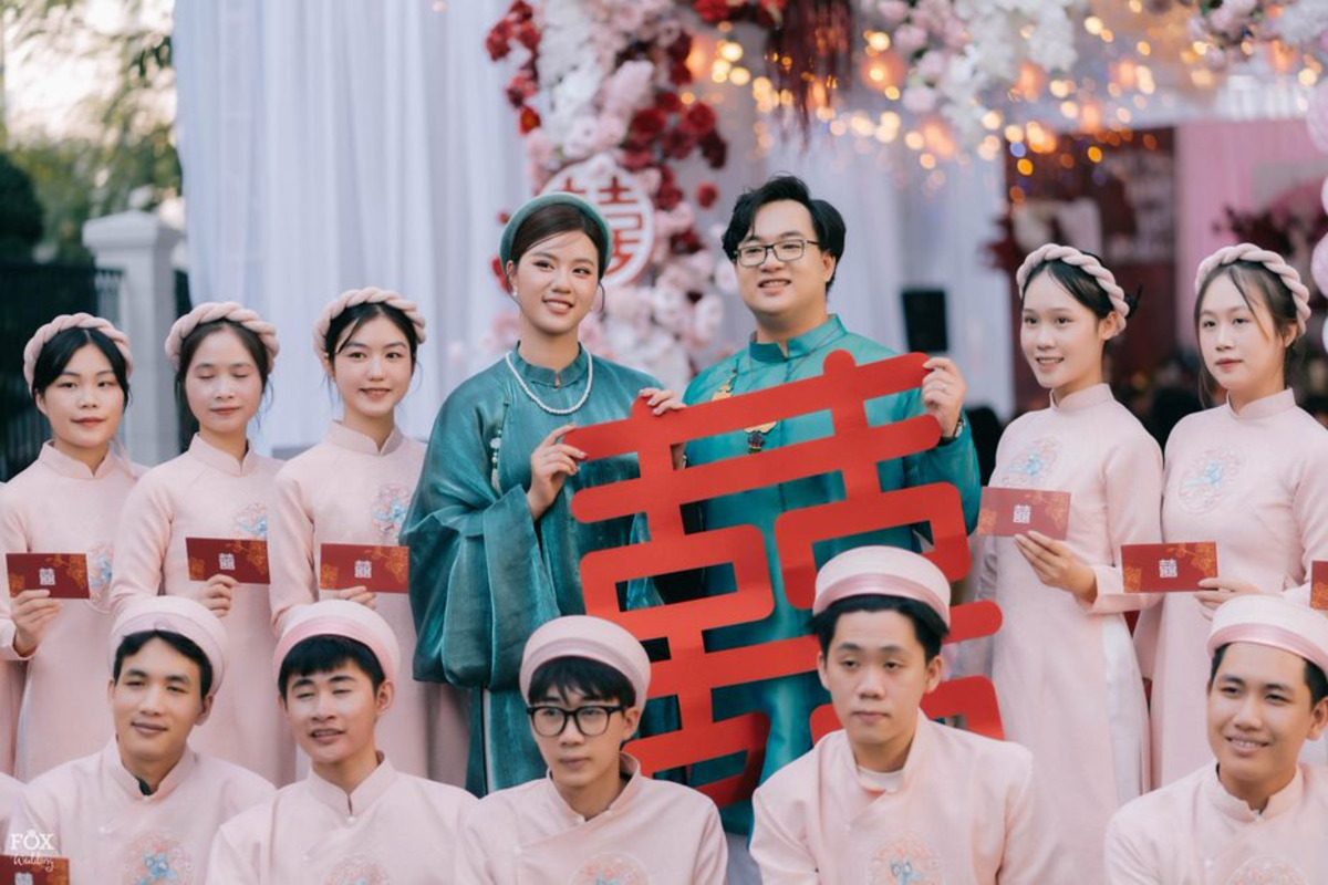 Dàn bê tráp nữ mặc áo dài cổ điển, đội khăn đóng nhẹ nhàng. (Ảnh: TIFF.vn)