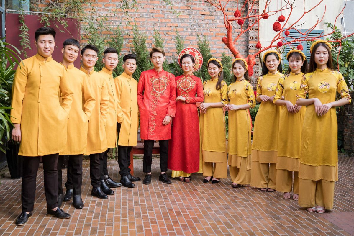 Áo dài cách tân màu vàng. (Ảnh: Sưu tầm)