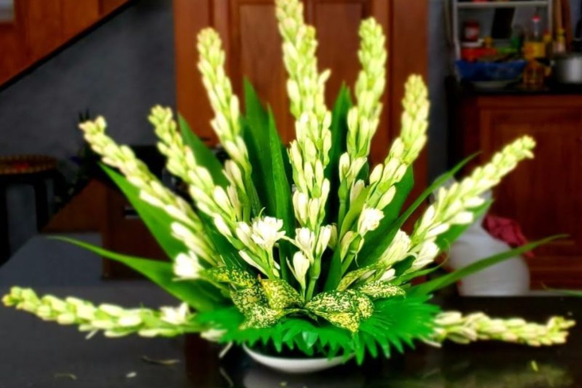 Cách cắm hoa bàn thờ dạng quạt cân đối hai bên (Ảnh: Sưu tầm) 