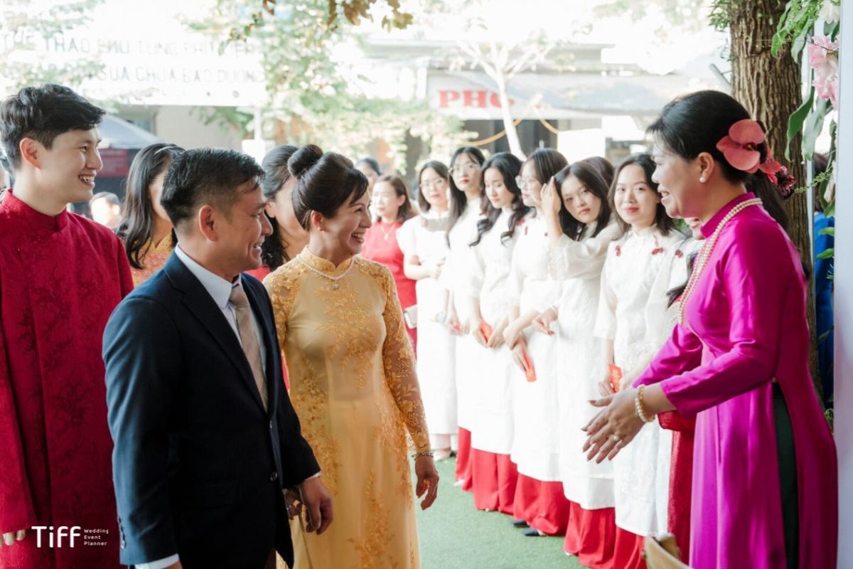 Phong thái sang trọng, lịch sự của gia đình hai bên. (Ảnh: TIFF.vn) 
