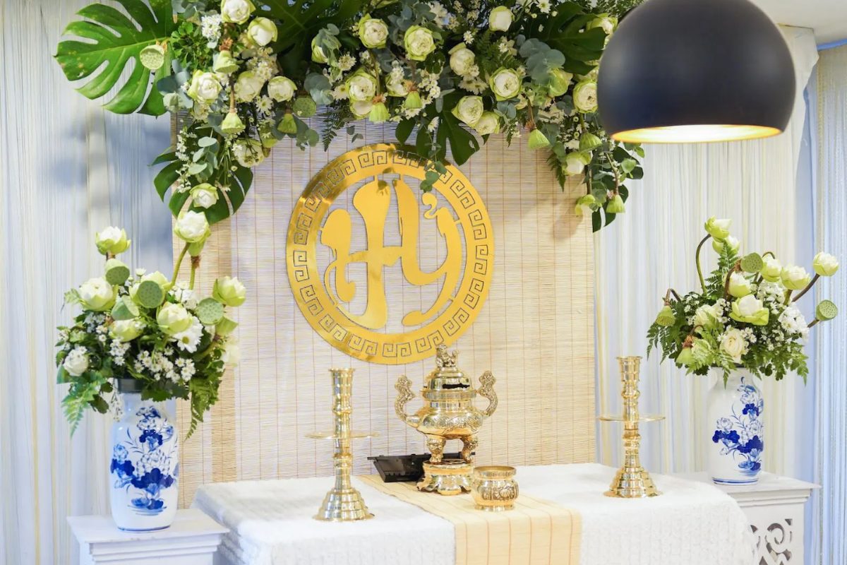 Hoa sen trang trí bàn thờ ngày cưới tôn vinh vẻ đẹp truyền thống và thiêng liêng. (Ảnh: Sưu tầm) 