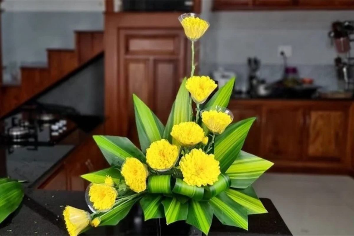 Bàn thờ cưới truyền thống với hoa cúc vàng tượng trưng cho phúc lộc và sự viên mãn. (Ảnh: Sưu tầm) 