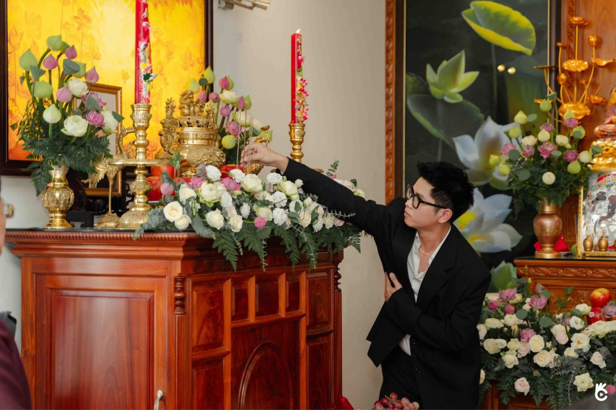 Hoa hồng trang trí bàn thờ gia tiên thể hiện tình yêu và sự kính trọng thiêng liêng. (Ảnh: Sưu tầm) 