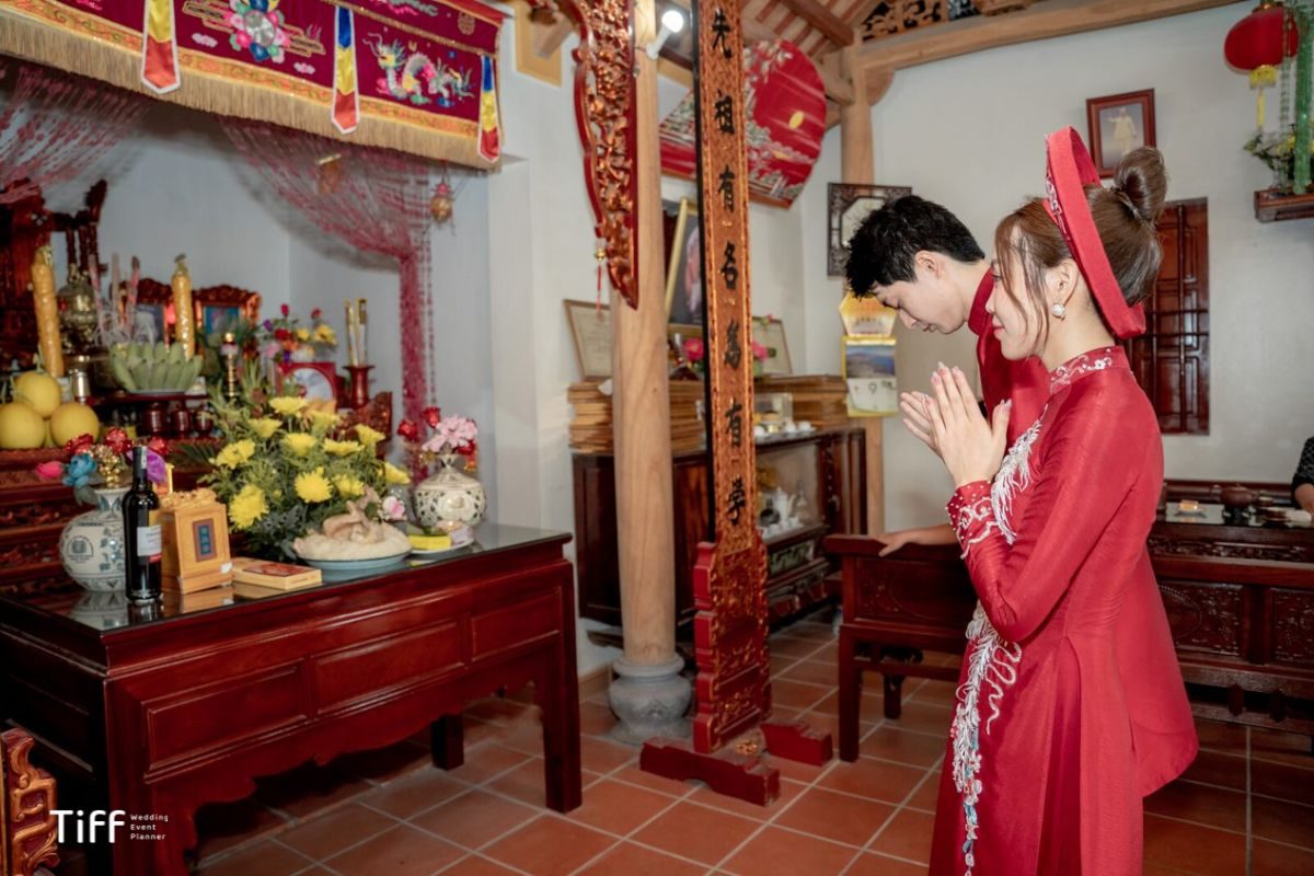 Hoa bàn thờ gia tiên trong ngày cưới là cách thể hiện tấm lòng và nét văn hóa truyền thống sâu sắc trong ngày trọng đại. (Ảnh: TIFF.vn)