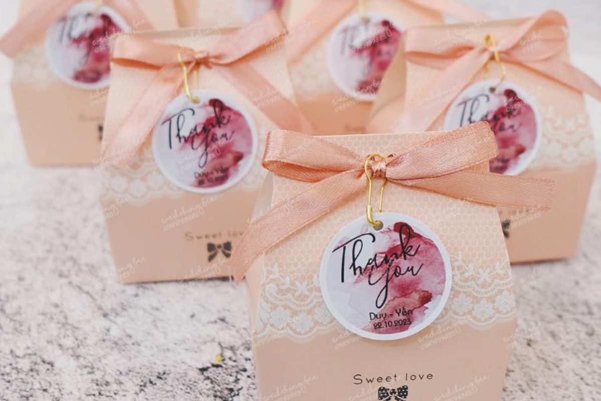 Hộp socola thủ công, thắt nơ ruy băng – quà cưới sang trọng, ngọt ngào. (Ảnh: Sưu tầm)