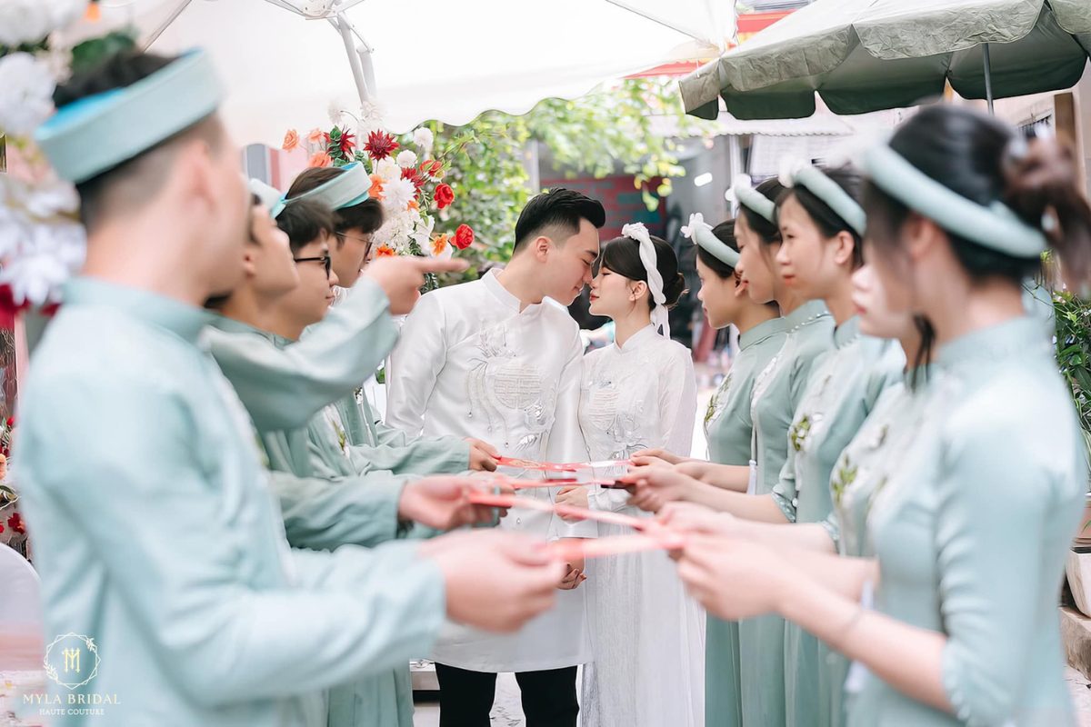 Dàn áo dài pastel nhẹ nhàng đứng cạnh nhau. (Ảnh: Sưu tầm)