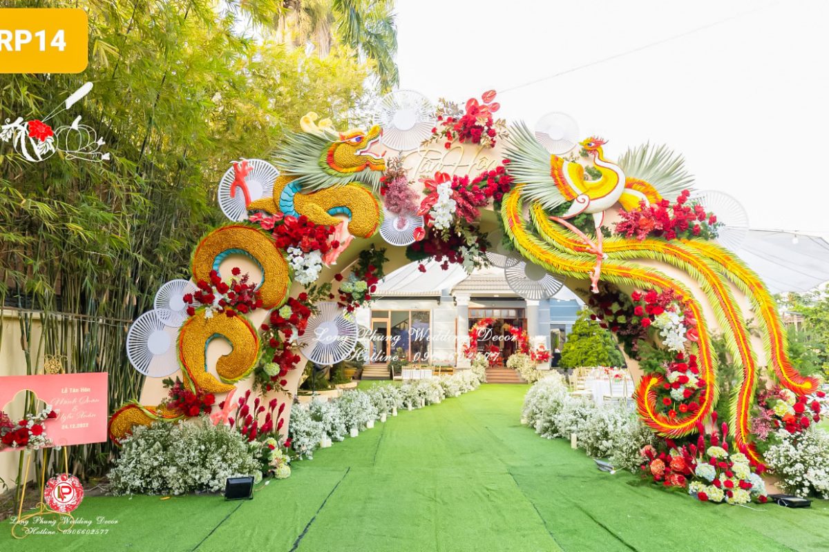 Cổng hoa tươi bản lớn được thiết kế cho tiệc cưới ngoài trời. (Ảnh: Sưu tầm)  