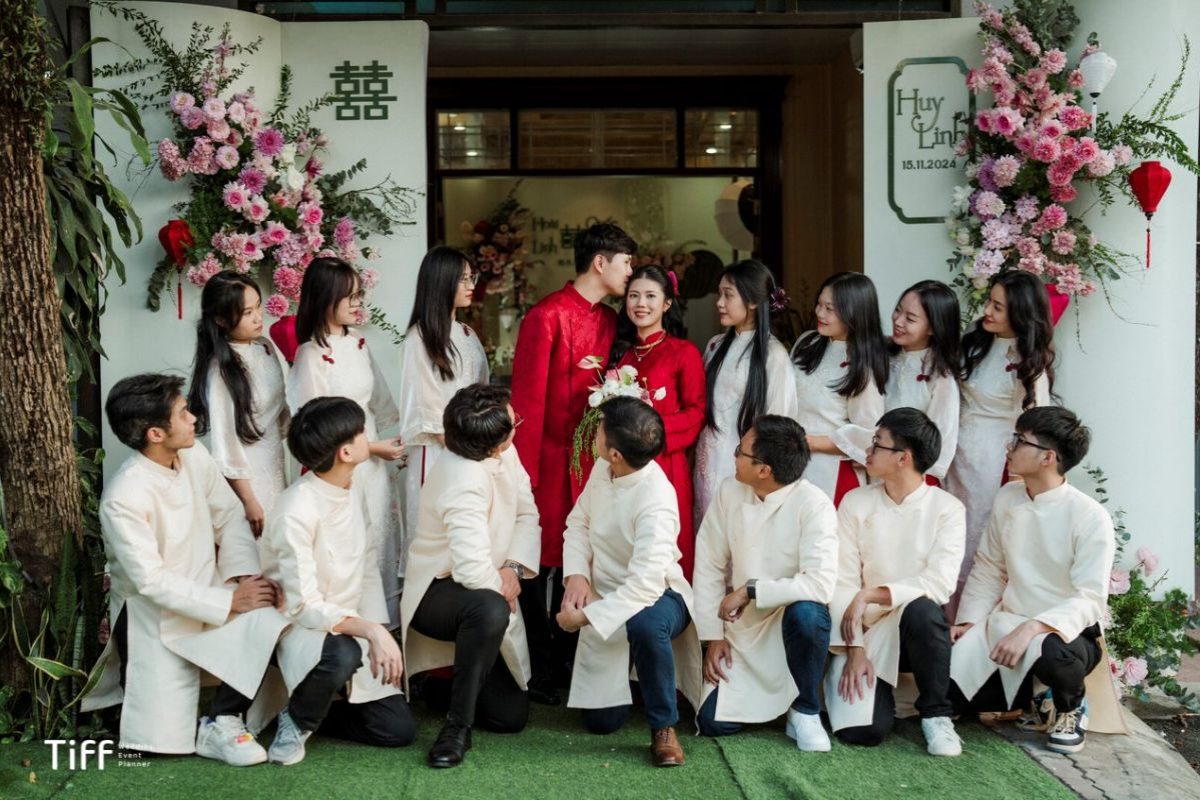 Cô dâu trao bao lì xì cảm ơn cho đội bê tráp trong buổi gặp mặt thân tình. (Ảnh: TIFF.vn)