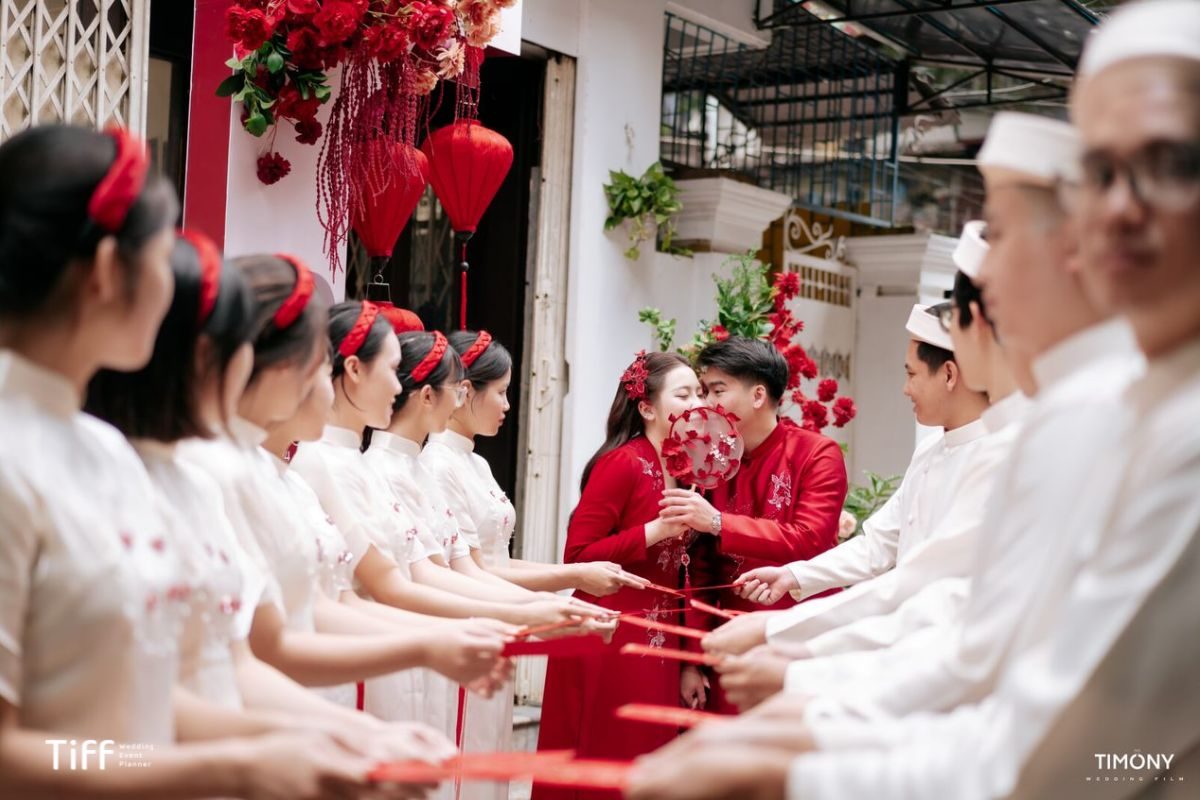 Đội bê tráp đồng phục chỉn chu, trao lễ vật với nụ cười rạng rỡ – mang đến không khí trang trọng và hạnh phúc cho lễ ăn hỏi. (Ảnh: TIFF.vn)