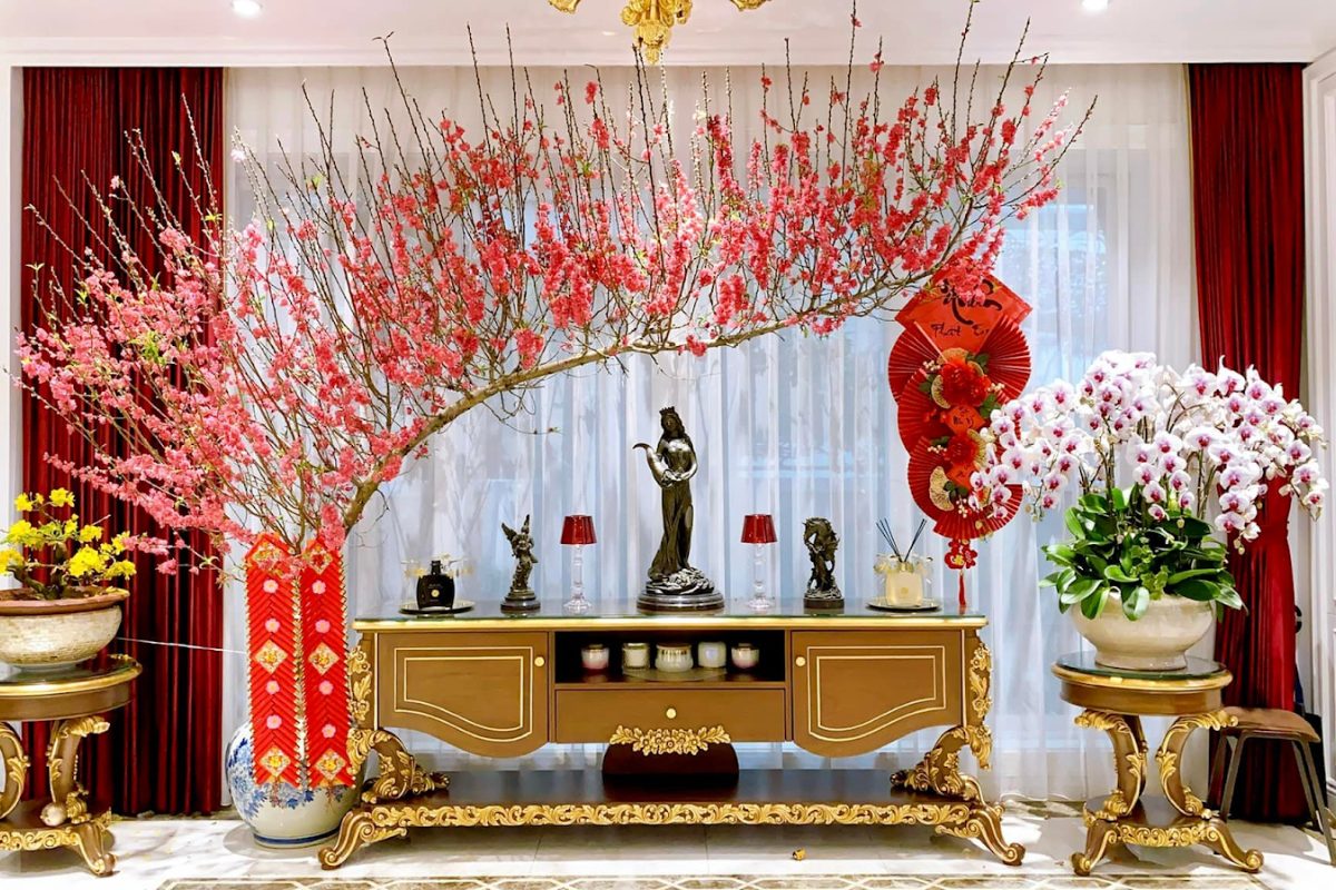 Hoa mai trên bàn thờ cưới đầu xuân mang ý nghĩa khởi đầu may mắn và hạnh phúc viên mãn. (Ảnh: Sưu tầm) 