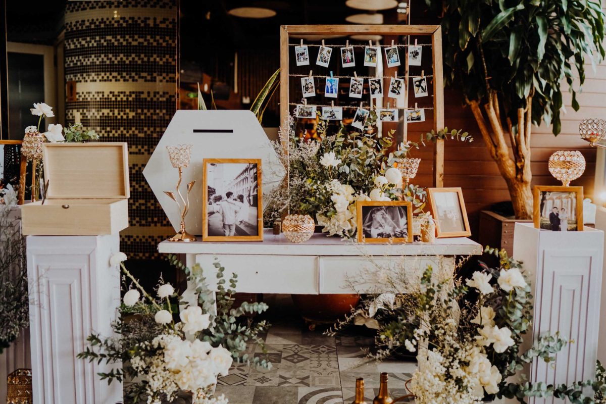 Bàn gallery cưới trang trí hoa baby, ảnh kỷ niệm và đồ handmade. (Ảnh: Sưu tầm)