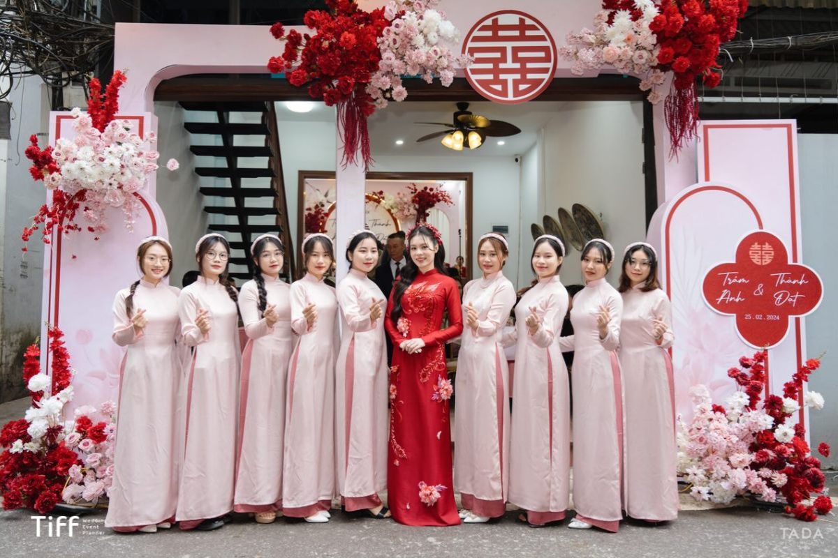 Đội bê tráp bên nhà gái. (Ảnh: Tiff.vn) 