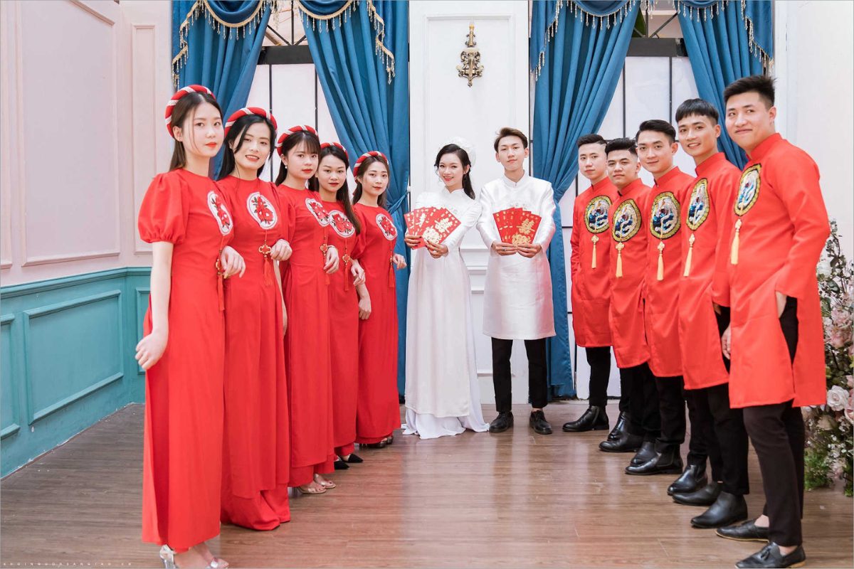 Bê tráp nữ mặc áo dài đỏ kết hợp hoa tóc. (Ảnh: Sưu tầm)