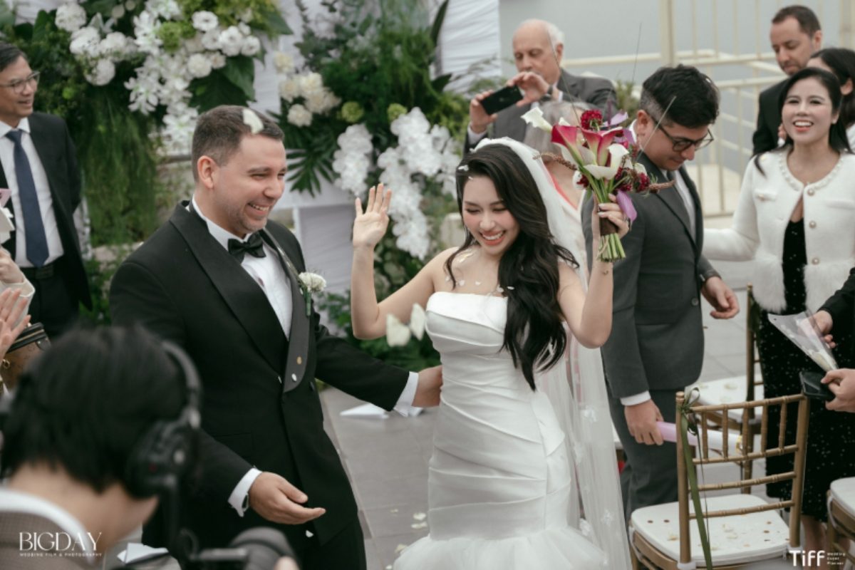 Hoa cưới tối giản với calla tím và hoa đỏ nổi bật, tạo điểm nhấn ấn tượng cho tiệc cưới hiện đại. (Ảnh: TIFF.vn) 