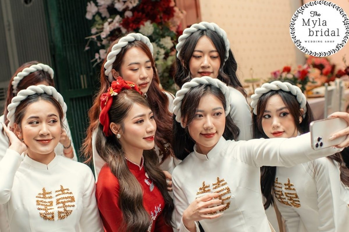 Áo dài cổ cao, thêu chữ Hỷ. (Ảnh: Sưu tầm)